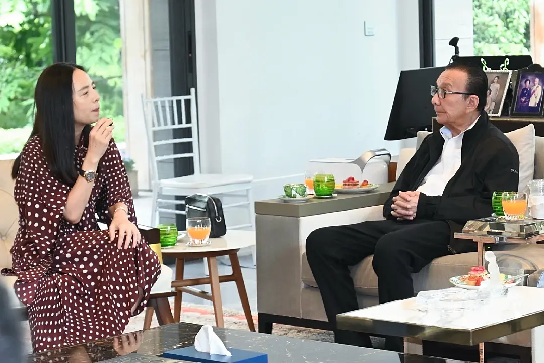 มูลนิธิมาดามแป้ง รับเงินสนับสนุน 1 แสนบาท จาก 2 ศิลปินแห่งชาติ เพื่อช่วยเหลือสังคม