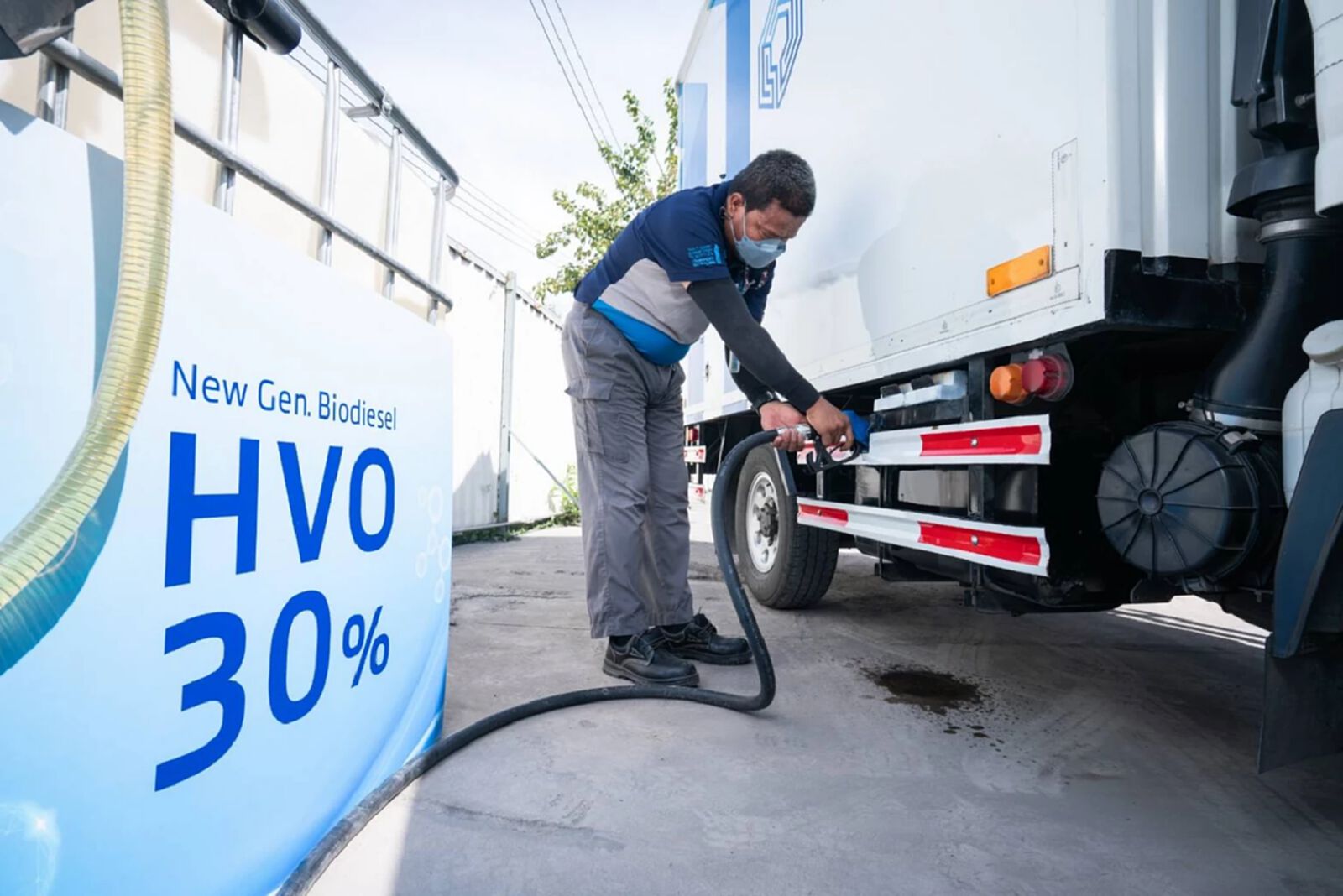 ตรีเพชรอีซูซุเซลส์ ร่วมกับ ปตท. ทดสอบใช้น้ำมันเชื้อเพลิงผสม HVO ช่วยลดการปล่อยก๊าซ CO2 ได้สูงสุด 30% 