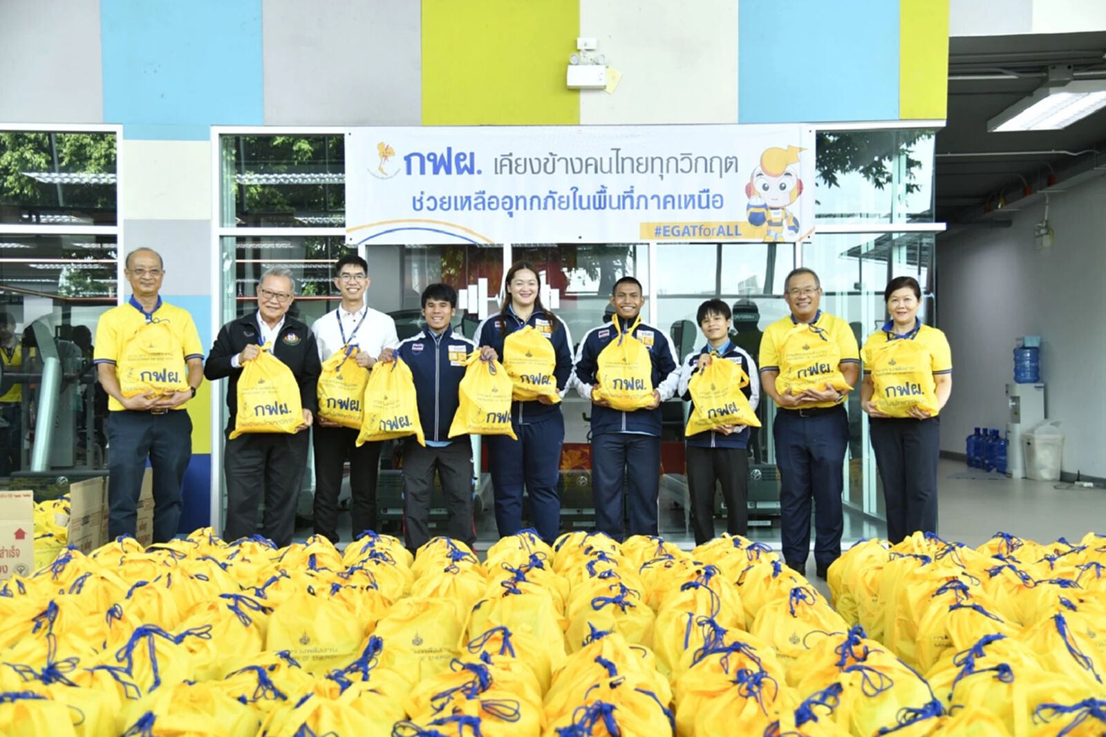 คนไทยไม่ทิ้งกัน! นักยกลูกเหล็กไทย เสริมทัพ กฟผ. เร่งบรรจุถุงยังชีพช่วยผู้ประสบอุทกภัยภาคเหนือ คนไทยไม่ทิ้งกัน! นักยกลูกเหล็กไทย เสริมทัพ กฟผ. เร่งบรรจุถุงยังชีพช่วยผู้ประสบอุทกภัยภาคเหนือ